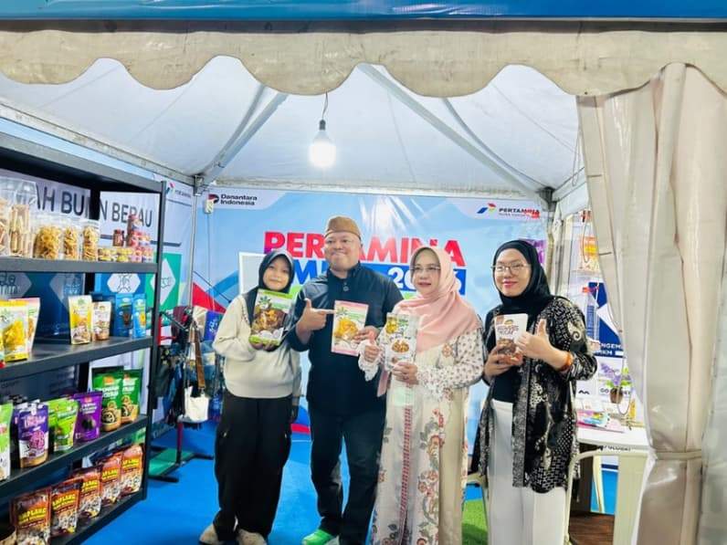Wakil Bupati Berau, Gamalis tinjau salah satu stan UMKM yang ada di Berau Expo 2026. (Foto: Nur Hidayah/ pusaranmedia.com)