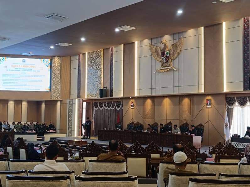 Plh Sekda Kota Balikpapan, Zulkifli menyampaikan nota keuangan Perubahan APBD 2026 dalam rapat paripurna di DPRD Balikpapan, Selasa (22/9/2026). (Foto: Achmad Fadillah/Pusaranmedia.com)