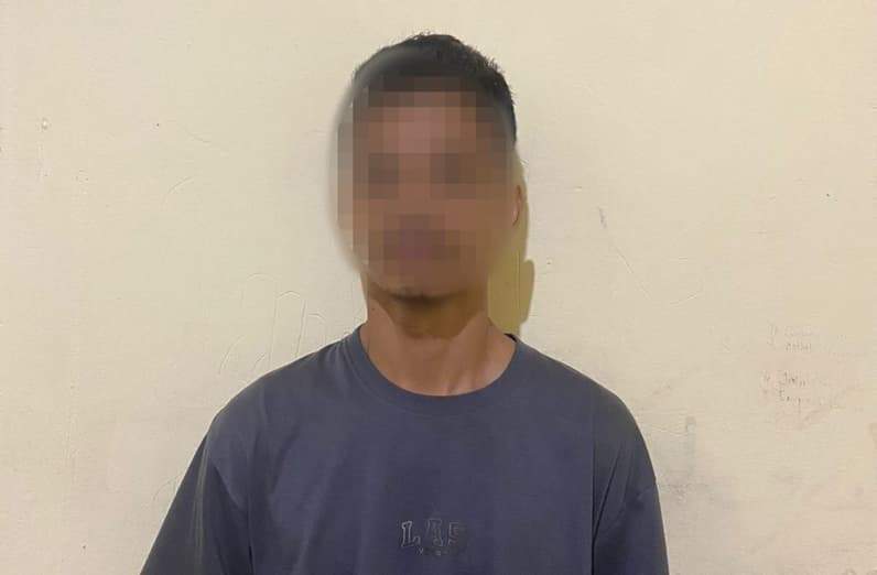 EHP (25), pengedar narkoba di kawasan IKN diamankan di Mapolsek Sepaku. (Foto: Istimewa)