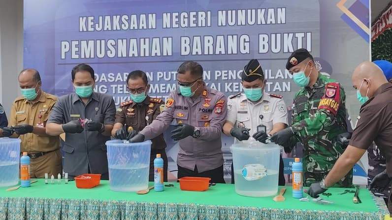 Barang bukti sabu yang dimusnahkan dengan cara dilarutkan dalam wadah air (Foto: Diansyah/pusaranmedia.com)