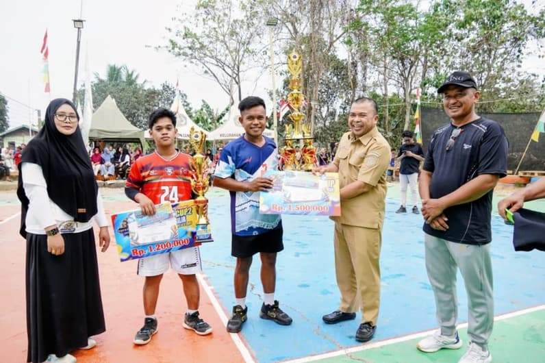 Wakil Wali Kota Bontang, Agus Haris Serahkan Piala Bergilir Antar-RT se-Kelurahan Bontang Lestari (Dok:Lutfi Aziz/Pusaranmedia.com)