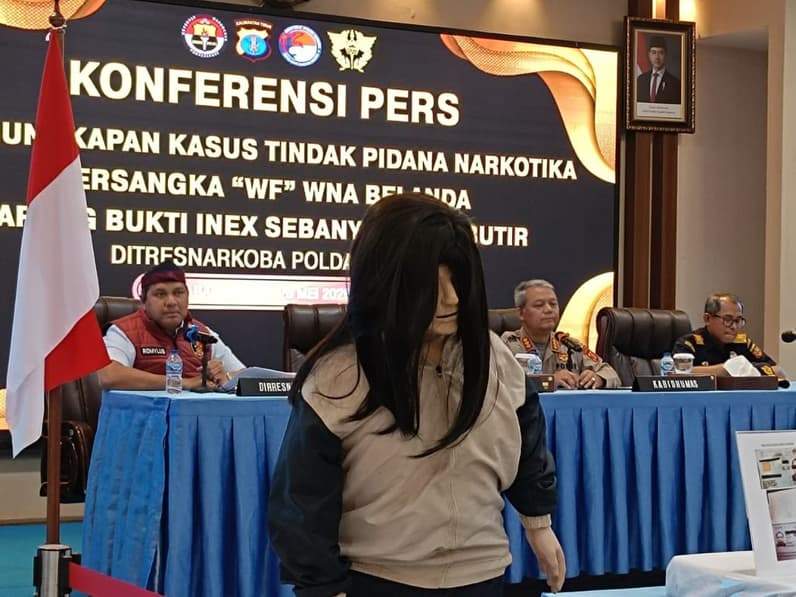 Sosok S diilustrasikan dalam sebuah boneka yang dibalik jaket terdapat sabu dililit di kemben saat konferensi pers di Mapolda Kaltim, Selasa (26/5/2026). (Foto: Achmad Fadillah/Pusaranmedia.com)