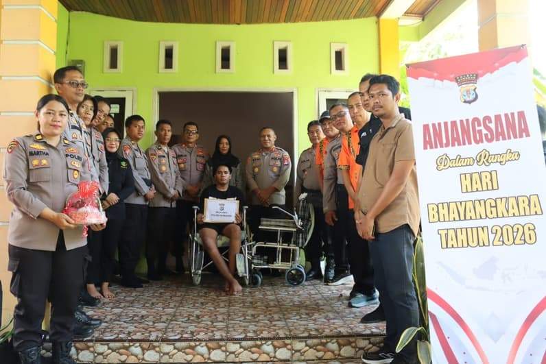 Kapolres Nunukan AKBP Bonifasius Rumbewas saat mengunjungi personelnya yang tengah menjalani perawatan kesehatan di Nunukan. (Foto: Polres Nunukan)