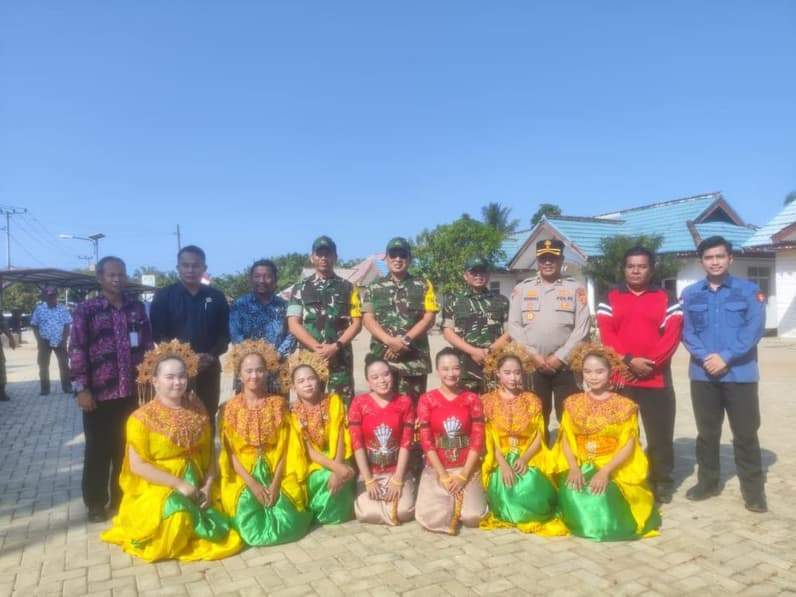 Kehadiran Raniyanto (dua dari kiri) saat Brigjen TNI Jimmy Watuseke (tengah) meninjau kegiatan TMMD 129 di Desa Biu. (Foto : Luthfi/Pusaranmedia.com)