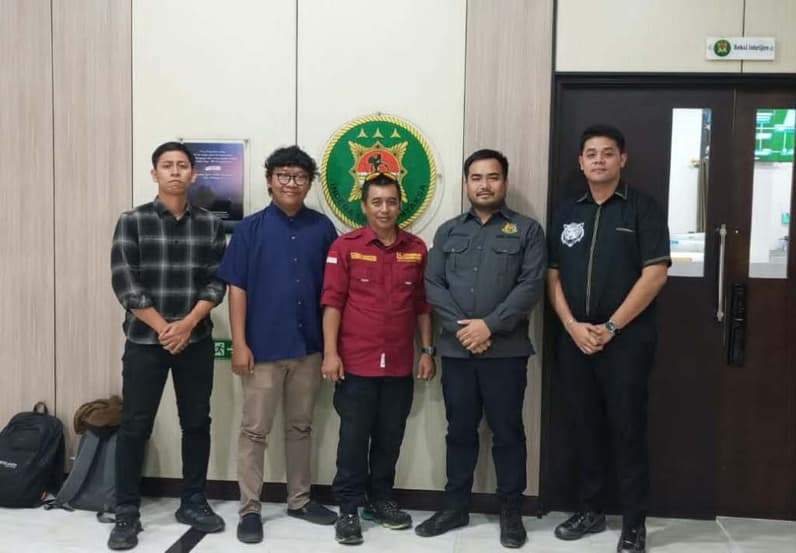 Para insan pers saat berpose dengan kejaksaan negeri Kutai Timur. (Foto: Siswandi/Pusaramedia.com)
