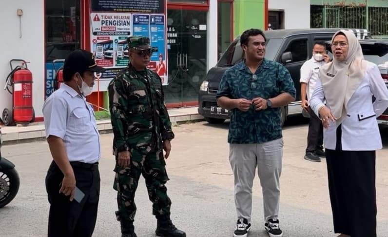 Kepala Diskoperindag Berau, Eva Yunita saat mengunjungi salah satu SPBU di Kabupaten Berau. (Foto: Nur Hidayah/ pusaranmedia.com)
