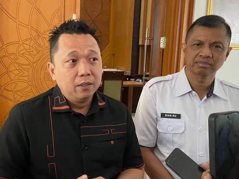Ketua Komisi III DPRD Kota Samarinda, Deni Hakim Anwar (kiri) didampingi oleh Sekretaris DLH Kota Samarinda, Dian Ruhendra saat ditemui usai RDP, Rabu (8/7/2026). (Foto: Tri/Pusaranmedia.com)