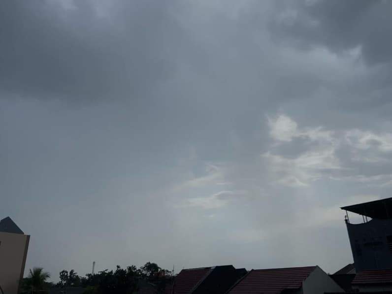 Awan hitam yang mewarnai sebagian wilayah Kota Samarinda, Minggu (28/6/2026). (Foto: Tri/Pusaranmedia.com)