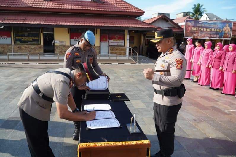 Momentum penandatanganan surat tugas dalam giat upacara Sertijab Pejabat Utama dan Kapolsek jajaran Polres Paser. (Foto: Dok Polres Paser)
