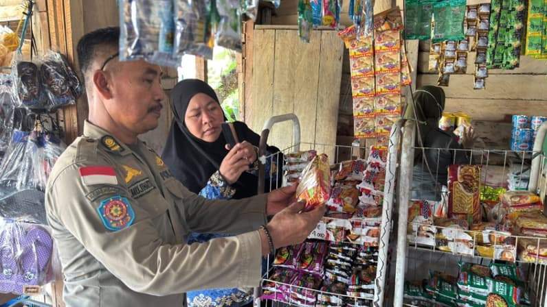 Razia produk makanan dan minuman kedaluwarsa di Kecamatan Sembakung. (Foto: Satpol PP Nunukan)
