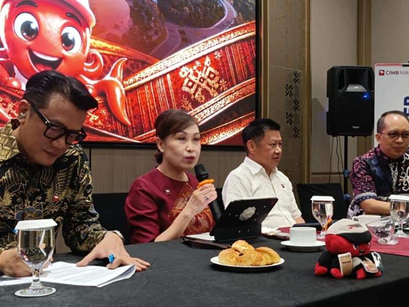 Presiden Direktur dan CEO CIMB Niaga, Lani Darmawan (tengah) bersama jajaran saat media breakfast di Balikpapan, Jumat (24/7/2026). (Foto: Achmad Fadillah/Pusaranmedia.com)