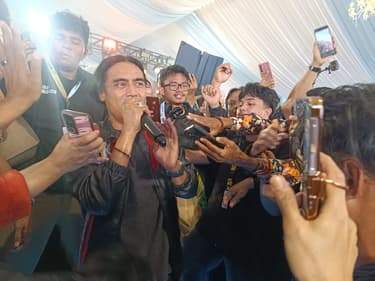 Aksi Charly Bawakan Lagu "Cari Pacar Lagi" Hibur Pengunjung BSCC Dome Balikpapan