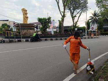 Berkah Ramadan Pasukan Oranye, Rezeki Menghampiri saat Bertugas Menyapu Jalanan Kota Balikpapan