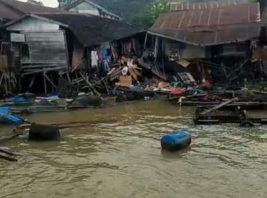 Ponton Batu Bara Tabrak Rumah dan Keramba di Loa Duri Ulu, Sejumlah Bangunan Rusak Parah