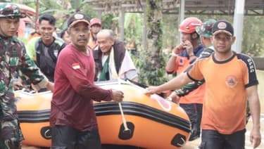 Banjir Landa Hulu Sungai Selatan, Tim SAR Sabungan Evakuasi Ribuan Warga