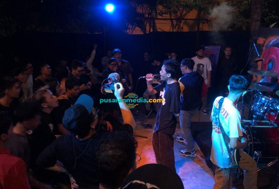 Penampilan band lokal Roots Side Up pada gigs perdana yang diselenggarakan Soundaspace di Kedai Kami. (Foto: Lodya/pusaranmedia.com)