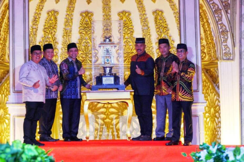Wakil Gubernur Kaltim, Hadi Mulyadi memberikan piala bergilir kepada Bupati Kukar, Edi Damansyah di MTQ Provinsi Kaltim ke-44 di Kota Balikpapan, Minggu (21/5/2023). (Foto: Istimewa)