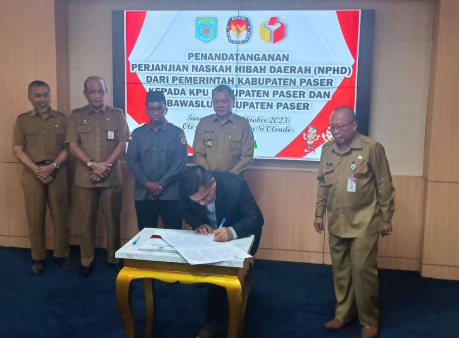 Ketua KPU Paser Abdul Qayyim Rasyid tandatangani NPHD Pilkada Serentak 2024. (Foto: Anas/pusaranmedia.com)