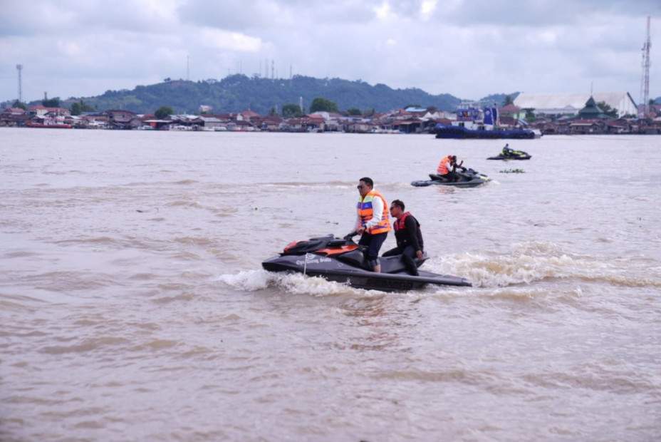 Wali Kota Samarinda, Andi Harun saat menyusuri Sungai Mahakam. (Foto: Istimewa)