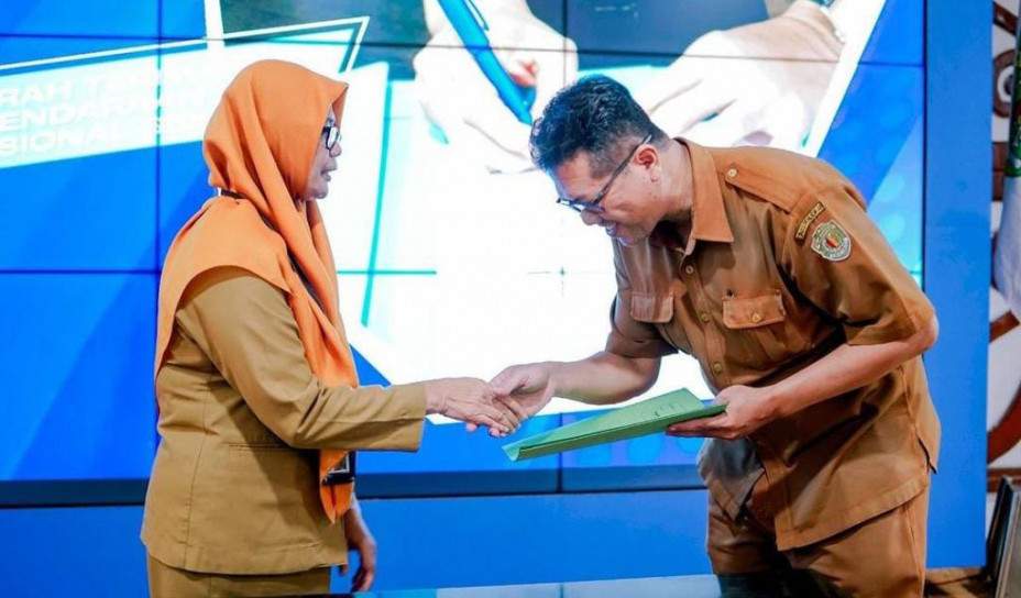 Disdikbud Kaltim serahkan mobil operasional sekolah (foto : Dok.Disdikbud Kaltim)